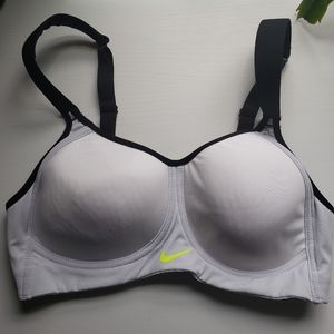 Nike 32C White sports bra